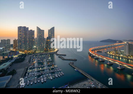 Busan vista dello skyline della citta' al distretto di Haeundae, Gwangalli spiaggia con yacht pier di Busan, Corea del Sud. Foto Stock