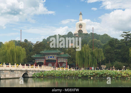 Vista dell'isola di Giada con Pagoda Bianca nel Parco Beihai a Pechino, Cina Foto Stock