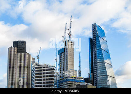 City of London grattacieli compreso il Cheesegrater e torre 42 e nuovi edifici in costruzione, 22 Bishopsgate e 100 Bishopsgate Foto Stock