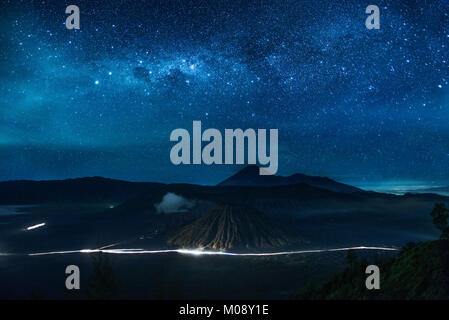 Sognante vista del Monte Bromo e milioni di stelle nel cielo di notte, Indonesia Foto Stock