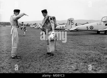 Scuola di Volo Ljungbyhed uno del volo agli studenti di ricevere commenti da parte dei formatori per qualcosa di coppia Foto Stock