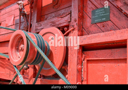 Ajuria Vitoria, effettuati in Spagna. Vecchia macchina di trebbiatura, donata dalla famiglia Montolio - Villanueva, nel 2008 a Montan città (Castellon - Spagna) Foto Stock