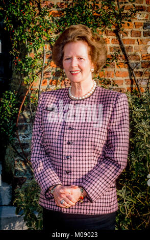 Margaret Thatcher,Primo ministro della Gran Bretagna,pone nel giardino di Chequers, gazzetta country house of British Primi Ministri- 1980 Foto Stock