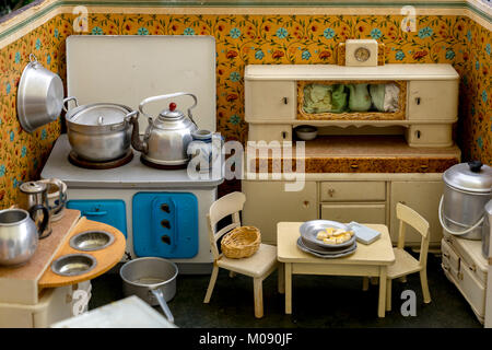 Nonna bambole vecchia cucina con accessori. Giochi per ragazze di 40s o 50s. Foto Stock