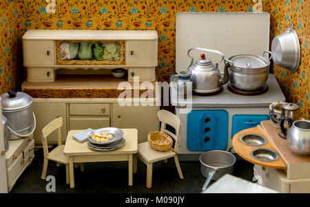 Nonna bambole vecchia cucina con accessori. Giochi per ragazze di 40s o 50s. Foto Stock