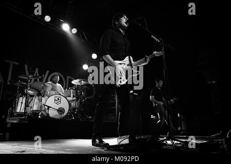 La American rock band Jimmy Eat World esegue un concerto dal vivo al Live Music Hall di Colonia. Qui il musicista e cantante Jim Adkins è raffigurato dal vivo sul palco. Germania, 13/11 2013. Foto Stock