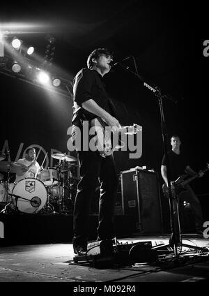 La American rock band Jimmy Eat World esegue un concerto dal vivo al Live Music Hall di Colonia. Qui il musicista e cantante Jim Adkins è raffigurato dal vivo sul palco. Germania, 13/11 2013. Foto Stock