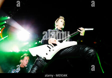 La American heavy metal band Metallica esegue un concerto dal vivo presso il tedesco music festival Rock Am Ring 2012. Qui cantante e chitarrista James Hetfield è raffigurato dal vivo sul palco. Germania, 02/06 2012. Foto Stock