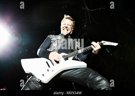 La American heavy metal band Metallica esegue un concerto dal vivo presso il tedesco music festival Rock Am Ring 2012. Qui cantante e chitarrista James Hetfield è raffigurato dal vivo sul palco. Germania, 02/06 2012. Foto Stock