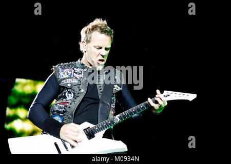 La American heavy metal band Metallica esegue un concerto dal vivo presso il tedesco music festival Rock Am Ring 2012. Qui cantante e chitarrista James Hetfield è raffigurato dal vivo sul palco. Germania, 02/06 2012. Foto Stock