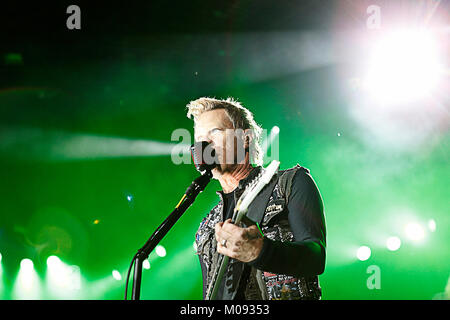 La American heavy metal band Metallica esegue un concerto dal vivo presso il tedesco music festival Rock Am Ring 2012. Qui cantante e chitarrista James Hetfield è raffigurato dal vivo sul palco. Germania, 02/06 2012. Foto Stock