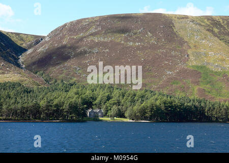 Glas-allt Shiel, la casetta per la caccia costruita per la Regina Victoria sulle rive di Loch Muick sulla Balmoral Station Wagon Foto Stock