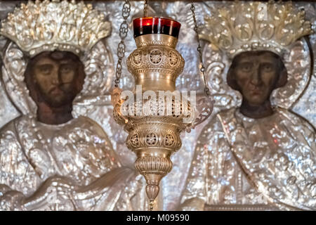 Chiesa con immagini di santi, argento figure e candelabri d'argento, monastica della Chiesa Ortodossa Greca a due navate chiesa, il Monumento Nazionale di Creta in Foto Stock