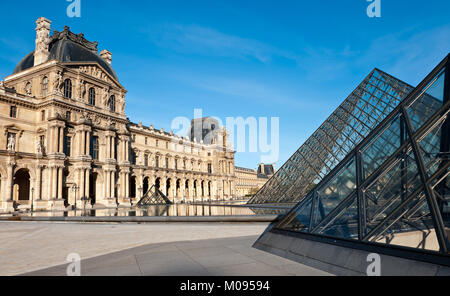 Parigi. La piramide di vetro nel cortile di Napoleone del Louvre Foto Stock