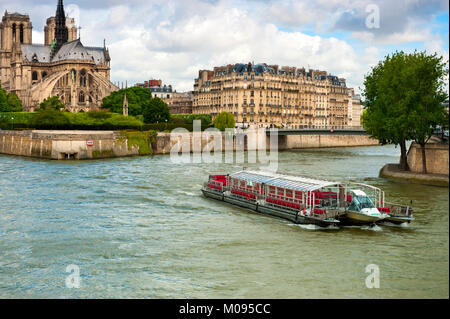 Parigi, Francia. Imbarcazione turistica sul fiume vicino a Ile de la Cite con la cattedrale di Notre Dame visibile sulla destra. Foto Stock