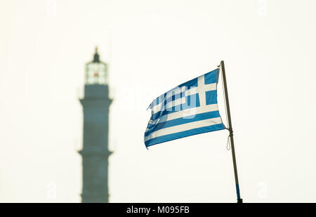 Bandiera Greca di fronte al faro di Chania, Chania, Europa, Creta, Grecia, Chania, Europa, Creta, Grecia, GR, viaggi, turismo, destinazione, vista Foto Stock