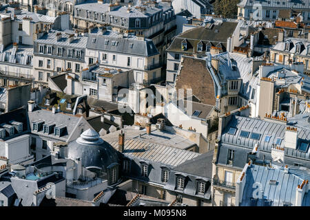 Tetti di Parigi fotografata dalla torre della cattedrale di Notre Dame. Questa immagine è tonica. Foto Stock