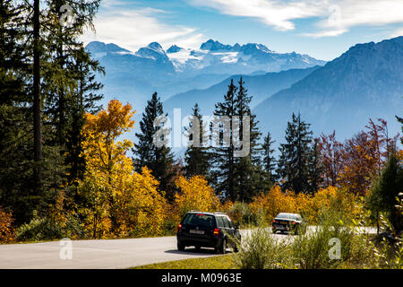 Il perdente strada panoramica sulla montagna perdente, nella terra Ausseeer, Stiria, Austria, dietro il massiccio Dachstein, caduta, Foto Stock