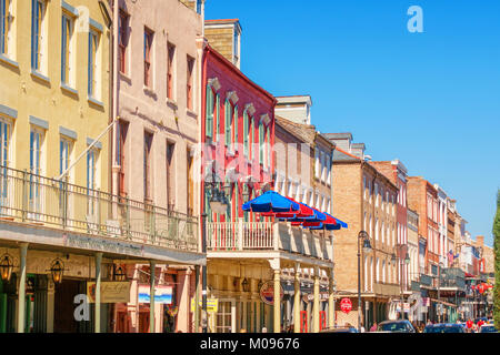 Facciate colorate nel Quartiere Francese di New Orleans, in Louisiana, Stati Uniti d'America in una giornata di sole. Foto Stock