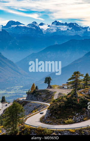 Il perdente strada panoramica sulla montagna perdente, nella terra Ausseeer, Stiria, Austria, dietro il massiccio Dachstein, caduta, Foto Stock