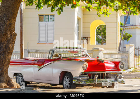 Cabrio parcheggiata sotto un albero vicino a L'Avana Vecchia Cuba Foto Stock