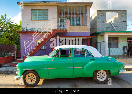 Auto classica di fronte a una casa in Cuba Foto Stock