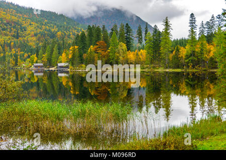 Il …densee lago, lago naturale nel Salzkammergut. vicino Pichl-Kainisch, nel comune di Bad Mitterndorf, Stiria, Austria, in autunno, Foto Stock