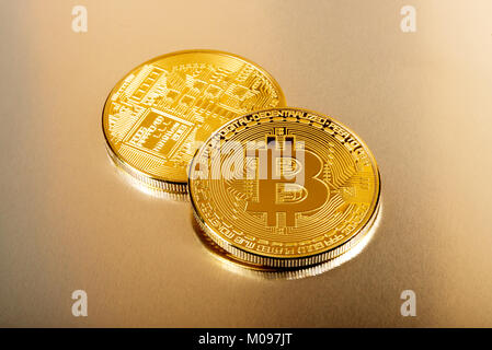 Vista ravvicinata di bitcoin da collezione di monete d'oro Foto Stock