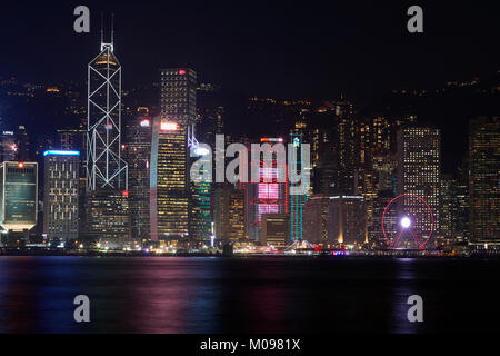 Hong Kong Central District e il Victoria Harbour di notte. Foto Stock