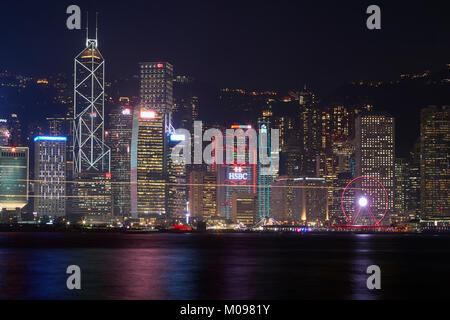 Hong Kong Central District e il Victoria Harbour di notte. Foto Stock