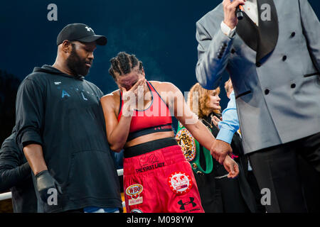 Norvegia, Bergen - Giugno 9, 2017. La norvegese i boxer professionale Cecilia Braekhus (foto) e l'Argentina Erica Farias si incontrano nel combattere la battaglia di Bergen a Bergen. (Photo credit: Gonzales foto - Jarle H. Moe). Foto Stock