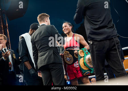 Norvegia, Bergen - Giugno 9, 2017. La norvegese i boxer professionale Cecilia Braekhus (foto) e l'Argentina Erica Farias si incontrano nel combattere la battaglia di Bergen a Bergen. (Photo credit: Gonzales foto - Jarle H. Moe). Foto Stock