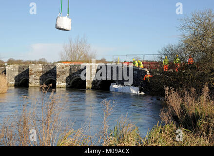 I lavori di riparazione inizia sullo storico ponte di lana, Dorset, Regno Unito, iniziano i lavori per proteggere il ponte da ulteriori danni. Ponte di lana, un secolo XVI, Il Grade ii Listed struttura, attraversa il fiume Frome in lana, Purbeck e caratteristiche di Tess dei D'Urbervilles da Thomas Hardy Credito: Finnbarr Webster/Alamy Live News Foto Stock