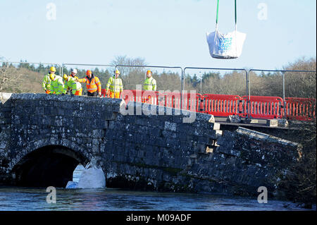 I lavori di riparazione inizia sullo storico ponte di lana, Dorset, Regno Unito, iniziano i lavori per proteggere il ponte da ulteriori danni. Ponte di lana, un secolo XVI, Il Grade ii Listed struttura, attraversa il fiume Frome in lana, Purbeck e caratteristiche di Tess dei D'Urbervilles da Thomas Hardy Credito: Finnbarr Webster/Alamy Live News Foto Stock