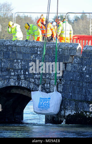 I lavori di riparazione inizia sullo storico ponte di lana, Dorset, Regno Unito, iniziano i lavori per proteggere il ponte da ulteriori danni. Ponte di lana, un secolo XVI, Il Grade ii Listed struttura, attraversa il fiume Frome in lana, Purbeck e caratteristiche di Tess dei D'Urbervilles da Thomas Hardy Credito: Finnbarr Webster/Alamy Live News Foto Stock