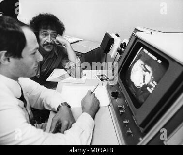 L'attore britannico Peter Wyngarde, noto dalla serie TV 'REPARTO S' e lo spin-off "Jason King', ad un controllo sanitario-fino a luglio 1977 a Vienna. Dopo una tomografia computerizzata, celebrity medico dr Alexander Schmidt (L) ha confermato che egli potrebbe vivere fino a 90 anni. Peter Wyngarde morì il 15 gennaio 2018 a Londra all'età di 90. | Utilizzo di tutto il mondo Foto Stock