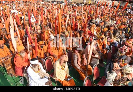 Di Allahabad, Uttar Pradesh, India. Xix gen, 2018. Di Allahabad: Sadhus prendere parte a Dharm Sansad (riunione del Sadhus) a Magh mela area in allahabad su 19-01-2018. Credito: Prabhat Kumar Verma/ZUMA filo/Alamy Live News Foto Stock