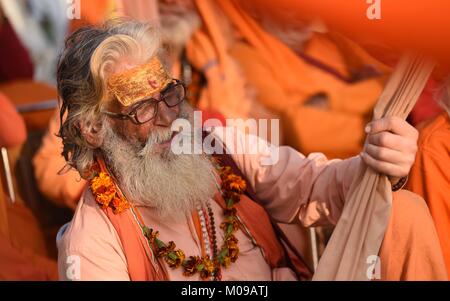 Di Allahabad, Uttar Pradesh, India. Xix gen, 2018. Di Allahabad: un sadhu prendere parte a Dharm Sansad (fusione di Sadhus) a Magh mela area in allahabad su 19-01-2018. Credito: Prabhat Kumar Verma/ZUMA filo/Alamy Live News Foto Stock