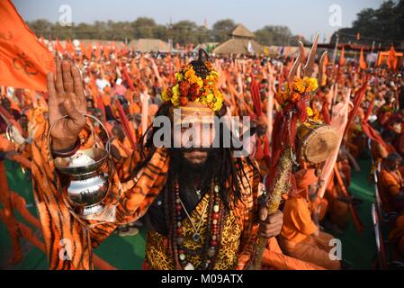 Di Allahabad, Uttar Pradesh, India. Xix gen, 2018. Di Allahabad: un sadhu prendere parte a Dharm Sansad (fusione di Sadhus) a Magh mela area in allahabad su 19-01-2018. Credito: Prabhat Kumar Verma/ZUMA filo/Alamy Live News Foto Stock