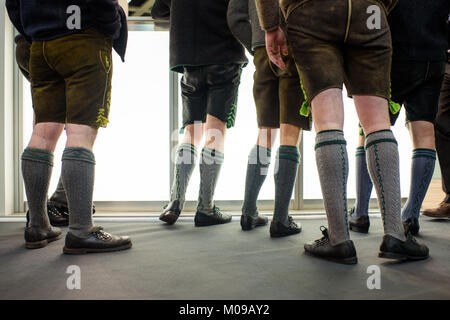 Berlino, Germania. Xix gen, 2018. Gli uomini in costumi tradizionali frequentare l'ottantatreesimo International alla Settimana verde di Berlino, Germania, 19 gennaio 2018. Credito: Gregor Fischer/dpa/Alamy Live News Foto Stock