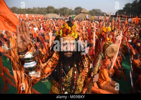 Di Allahabad, Uttar Pradesh, India. Xix gen, 2018. Un sadhu prende parte alla Dharm Sansad (riunione del Sadhus) a Magh mela in area di Allahabad. Credito: Prabhat Kumar Verma/ZUMA filo/Alamy Live News Foto Stock