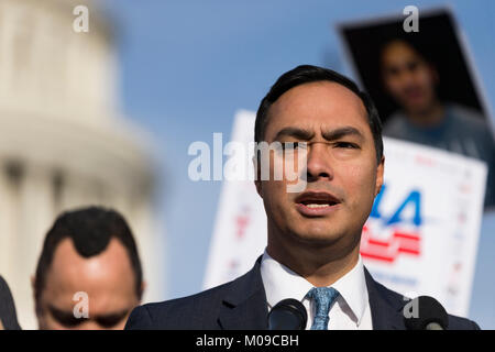 Rappresentante degli Stati Uniti Joaquín Castro (Democratico del Texas) parla ad una conferenza stampa sulla riforma dell immigrazione al di fuori degli Stati Uniti Campidoglio di Washington, DC, Gennaio 19th, 2018. Credito: Alex Edelman/CNP /MediaPunch Foto Stock