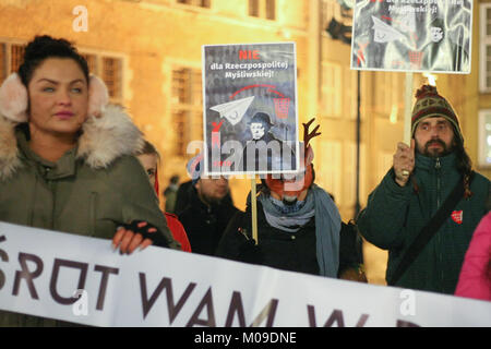 Gdansk, Polonia. Xix gen, 2018. Gdansk, Polonia gennaio 19th, 2018 manifestanti azienda banner, con anti-caccia gli slogan sono visti. Alcune centinaia di persone hanno protestato contro la nuova legge caccia introdotto dal governo polacco. Persone hanno chiesto di vietare la partecipazione dei bambini nella caccia, aumento della distanza consentita per la caccia dal case e proprietà privata, e l'eliminazione di una punizione per il cosiddetto inquietante nella caccia Credito: Vadim Pacajev/Alamy Live News Foto Stock