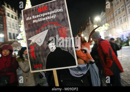 Gdansk, Polonia. Xix gen, 2018. Gdansk, Polonia gennaio 19th, 2018 manifestanti azienda banner, con anti-caccia gli slogan sono visti. Alcune centinaia di persone hanno protestato contro la nuova legge caccia introdotto dal governo polacco. Persone hanno chiesto di vietare la partecipazione dei bambini nella caccia, aumento della distanza consentita per la caccia dal case e proprietà privata, e l'eliminazione di una punizione per il cosiddetto inquietante nella caccia Credito: Vadim Pacajev/Alamy Live News Foto Stock