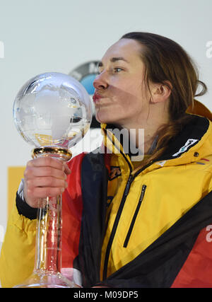 Schoenau/Koenigssee, Germania, 19 gennaio 2018. La Germania Jacqueline Loelling bacia il trofeo come essa celebra la sua vittoria assoluta durante la cerimonia di premiazione per lo scheletro di Coppa del Mondo donne singoli in Foto: Andreas Gebert/dpa Credito: dpa picture alliance/Alamy Live News Foto Stock