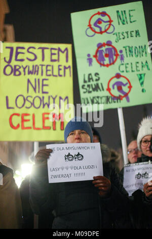 Gdansk, Polonia. Xix gen, 2018. Gdansk, Polonia gennaio 19th, 2018 manifestanti azienda banner, con anti-caccia gli slogan sono visti. Alcune centinaia di persone hanno protestato contro la nuova legge caccia introdotto dal governo polacco. Persone hanno chiesto di vietare la partecipazione dei bambini nella caccia, aumento della distanza consentita per la caccia dal case e proprietà privata, e l'eliminazione di una punizione per il cosiddetto inquietante nella caccia Credito: Vadim Pacajev/Alamy Live News Foto Stock