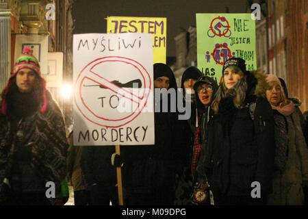 Gdansk, Polonia. Xix gen, 2018. Gdansk, Polonia gennaio 19th, 2018 manifestanti azienda banner, con anti-caccia gli slogan sono visti. Alcune centinaia di persone hanno protestato contro la nuova legge caccia introdotto dal governo polacco. Persone hanno chiesto di vietare la partecipazione dei bambini nella caccia, aumento della distanza consentita per la caccia dal case e proprietà privata, e l'eliminazione di una punizione per il cosiddetto inquietante nella caccia Credito: Vadim Pacajev/Alamy Live News Foto Stock