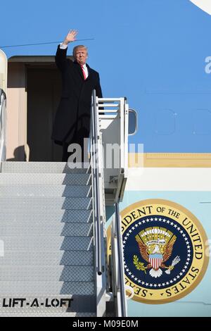 Stati Uniti Presidente Donald Trump onde come egli vive Air Force One per la partenza in Pennsylvania Air National Guard 171st Air Refuelling Wing 18 gennaio 2018 in Coraopolis, Pennsylvania. Trump ha visitato una fabbrica in Pennsylvania e touted il suo taglio fiscale. Foto Stock