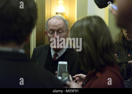 Washington, Distretto di Columbia, Stati Uniti d'America. Xix gen, 2018. Stati Uniti il senatore Lamar Alexander (Repubblicano del Tennessee) parla con i giornalisti al di fuori della Camera del Senato degli Stati Uniti Campidoglio di Washington, DC, Gennaio 19th, 2018. Credito: Alex Edelman/CNP Credito: Alex Edelman/CNP/ZUMA filo/Alamy Live News Foto Stock