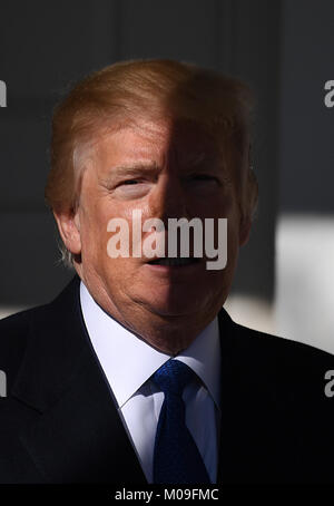 (180119) -- NEW YORK, Gennaio 19, 2018 (Xinhua) -- STATI UNITI Presidente Donald Trump attende all'indirizzo marzo per la vita dei partecipanti e pro-vita leader presso il Giardino delle Rose della Casa Bianca di Washington, DC, Stati Uniti a gennaio 19, 2018. Gen 20, 2018 raggiunge un anno di mark per Donald Trump come il quarantacinquesimo presidente degli Stati Uniti. Un anno in U.S. Presidente Donald Trump assumerà la presidenza, le incertezze e le preoccupazioni sulla sua unconventional playbook sembrano non hanno diminuito. Come egli mira ad applicare le sue promesse di campagna, che sembrano controverso e anche inaccettabile per molti, fratture, Foto Stock